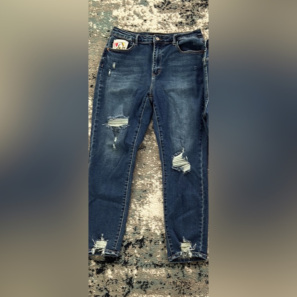 Stylish Judy Blue “Queen of Hearts” Distressed Jeans
